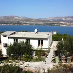 Apartments With Parking Space Arbanija, Ciovo - 5228